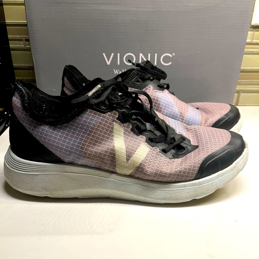 Vionic Celeste Sneaker size 8